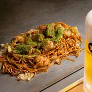 焼きそば専用の麺を、キャベツなどの野菜やホソと炒めた『焼きそば　ホソ』。ソース味のほかに塩味もあり、特にソース味は自家製ブレンドソースを使うこだわりぶり。肉とは違うホソのプリプリ食感が楽しめます。
