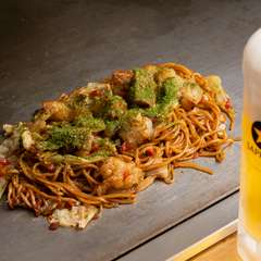 ホソのプリプリ食感がくせになる、自家製ブレンドソースを使用した『焼きそば　ホソ』
