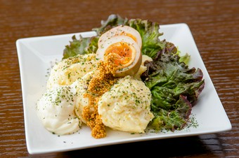 燻製の風味がくせになる『燻玉ポテトサラダ』