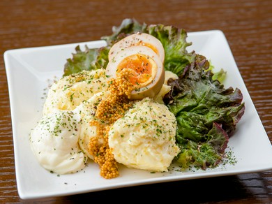 燻製の風味がくせになる『燻玉ポテトサラダ』