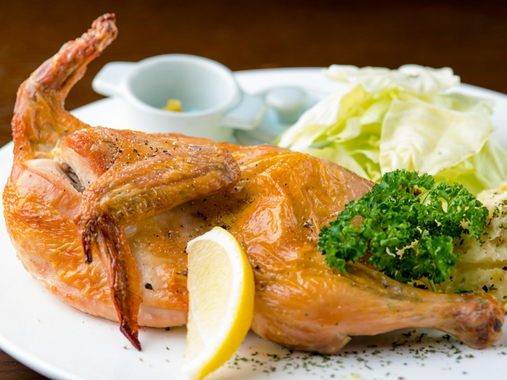 鶏のおいしさをたっぷり味わえる『国産若鶏半身焼』