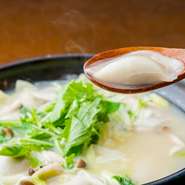 濃厚な鶏白湯のスープと、もちもちの水餃子が楽しめる【くいもん酒場　わはは】一番人気のメニューです。シメには極太の「ちゃんぽん麺」か「おじや」のどちらか好きな方を選べます。
