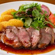 弾力があり、しっかりとした肉の味を楽しめる岩中ポークをオーブンでじっくり焼き上げてジューシーに。脂がきめ細かく柔らかな豚に、オイスターベースの特製ソースが絡みます。しっかり食事したい人にもオススメ。
