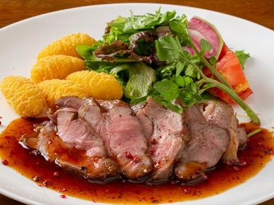 旨みのある肉をオリジナルのソースで『岩手県産岩中ポークのロースト～オイスターペッパーソース～』