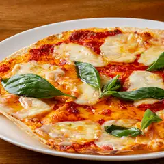 軽い食感の生地にハーブとアンチョビ風味のトマトソースがマッチ『マルゲリータ』