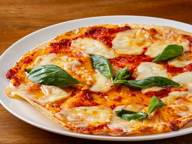 軽い食感の生地にハーブとアンチョビ風味のトマトソースがマッチ『マルゲリータ』