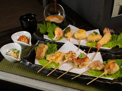 目の前で揚げる創作串揚げコースをリーズナブルに。