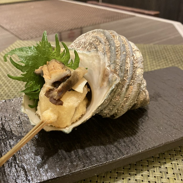 市場で毎日仕入れる新鮮な食材を串揚げに。