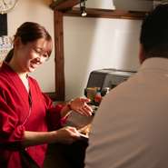 「ご自宅に帰る前に、第二の我が家のように過ごしていただきたい」と話す太田さん。何か言われてから動くのではなく、言われる前に気づいて動くことを心がけ、くつろぎの時間を演出します。