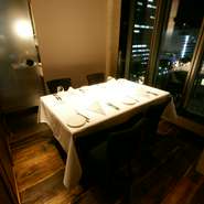 ランチ・ディナータイム共に、2名様から8名様用の個室をご用意しております。プライベート空間で、記念日や接待などゆったりとお食事をされたい方へお薦めです。※指定コースのご注文が必要となります