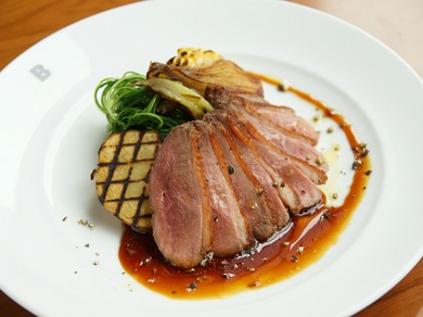 清潔感あふれる店内で大人カジュアルな女子会を