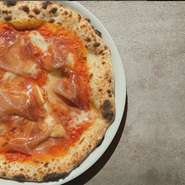 グ。マスカルポーネのコクと甘みほのかに香るミルクの風味とトマトソース酸味、生ハムの深みのある味わいが楽しめる一品