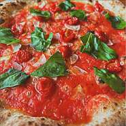 ぐつぐつと弱火で煮込むことでトマトの酸味がまろやかになソースにオリーブオイルと香辛料で、旨みと甘味がぐんと引き立ちます。ニンニクの香りが食欲を掻き立て、アクセントにオレガノの爽やかな風味が香るのが特徴