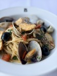 ぐつぐつと弱火で煮込むことでトマトの酸味がまろやかになソースにオリーブオイルと香辛料で、旨みと甘味がぐんと引き立ちます。ニンニクの香りが食欲を掻き立て、アクセントにオレガノの爽やかな風味が香るのが特徴