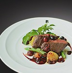 脂身が少なく、赤身が主体で、きめ細かい肉質に臭みが少なく、旨味とモチモチした食感が楽しめる。ブルーベリー、ラズベリー、ストロベリー、クランベリーの4種類からなる甘味と酸みのバランスの取れたソースと共に