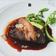 霜降りがきめ細かく、肉質が柔らかいこと、まろやかな風味と豊かな肉汁が口の中に広がるが魅力の仙台牛にイタリアワインの王様バローロワインをソースに追加でトッピングできるフォアグラを乗せております。
