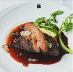霜降りがきめ細かく、肉質が柔らかいこと、まろやかな風味と豊かな肉汁が口の中に広がるが魅力の仙台牛にイタリアワインの王様バローロワインをソースに追加でトッピングできるフォアグラを乗せております。
