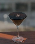 イタリアンには欠かせない世界的に有名なドルチェティラミスBAROLOでは、仕上げのココアパウダーではなく、ビターなグラサージュショコラで仕上げ表面に繊細な光沢と、口どけの違う二つの食感のティラミス