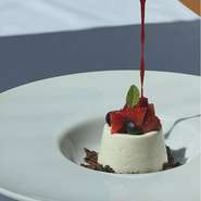 イタリア北部のピエモンテ州の伝統的なデザート。生クリームの濃厚な味わいとツルッとした舌触りにベリー系の果物を添えて酸味をプラス。甘味、酸味のバランスの良いドルチェに仕上げております。
