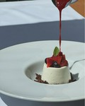 イタリア北部のピエモンテ州の伝統的なデザート。生クリームの濃厚な味わいとツルッとした舌触りにベリー系の果物を添えて酸味をプラス。甘味、酸味のバランスの良いドルチェに仕上げております。
