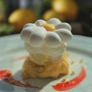花に見立てた真っ白なサクサクの軽い食感に風味豊かで口溶けは溶けるようなメレンゲとバニラアイスと生クリーム、酸味をきかせたレモンクリームで仕上げたドルチェです。