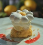 花に見立てた真っ白なサクサクの軽い食感に風味豊かで口溶けは溶けるようなメレンゲとバニラアイスと生クリーム、酸味をきかせたレモンクリームで仕上げたドルチェです。