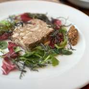 豚肩肉をメインにトリの白レバー、背脂を細かく切り、香辛料と混ぜて型に入れ、湯を張ったオーブンの天板で、低温の蒸し焼き。なめらかな食感とコクのある風味がお楽しみ頂けます。