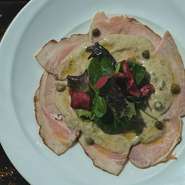 ブランド豚を、塩・コショウなど調味料で1日マリネ。一定の温度をキープしながら低温で熱を加え、仕上げに表面を香ばしく焼き上げる事によって肉の脂と香りが閉じ込められしっとりジューシーな仕上がりとなります。