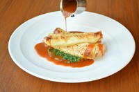 ブランド豚を、塩・コショウなど調味料で1日マリネ。一定の温度をキープしながら低温で熱を加え、仕上げに表面を香ばしく焼き上げる事によって肉の脂と香りが閉じ込められしっとりジューシーな仕上がりとなります。