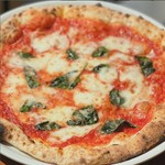 魚介類に野菜、酸味のアクセントとして、マリネ液に白ワインビネガーに素材の味を引き立てるオリーブオイル、爽やかな香りのハーブなどを使用した一品。