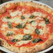 マルゲリータ具材はシンプルにトマトソースにモッツァレラチーズにバジルを乗せたナポリピッツァの代表