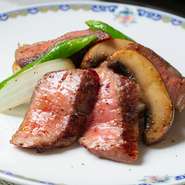 幻の牛と呼ばれる茨城県産A5ランクの黒毛和牛「飯村牛」。サシが細かく、脂に甘みがあるのが魅力です。弱火で焼きめが付けられ、オイスターソースと黒胡椒で炒めた逸品。