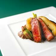 提携農場を合わせても約850頭しか飼育されていない希少な飯村牛を、挽きたての黒胡椒をアクセントに、うま味が際立つシンプルな味付けで仕上げます。
ここでしか食べられないシェフ渾身の一皿をお楽しみください。