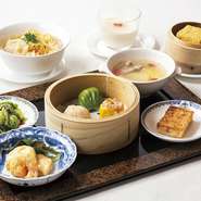 【平日ランチ限定】
セット内容：週替りの主菜／選べる麺飯／揚げ点心／蒸し点心三種／本日のスープ／野菜の湯引き

●プラス550円でデザートが追加できます。