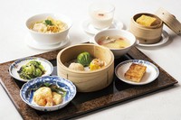【平日ランチ限定】
セット内容：週替りの主菜／選べる麺飯／揚げ点心／蒸し点心三種／本日のスープ／野菜の湯引き

●プラス550円でデザートが追加できます。
