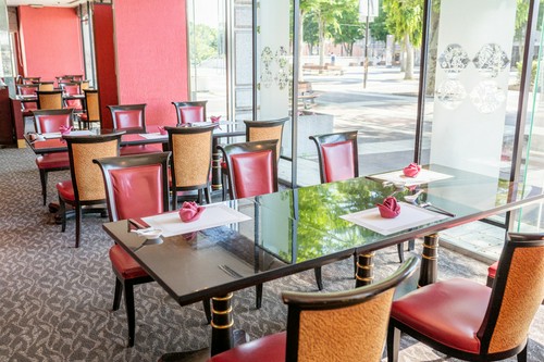 暖かい日差しが差し込むテーブル席