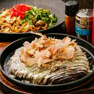 お好み焼や焼そばなど、種類と具材を自分で選んで自分好みにアレンジできる粉もの。お好み焼は重ね焼きで表面はカリカリ、中はトロトロの食感がたまりません。焼そばは太麺ながらソースが良く絡みます。