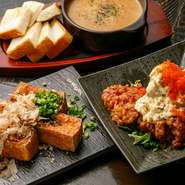 注文が入ってからその場で揚げてくれる厚揚げが人気。外はサクサク、中はふわふわのアツアツで、売っている厚揚げとは一味も二味も違います。リピート必至の人気メニュー。
※写真左