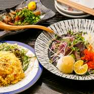 枕崎から産地直送で送られてくる新鮮なかつおを使った逸品。薬味をたっぷり、ドバッと乗せて提供してくれます。臭みが無く、おいしいと評判。通年通して味わえます。
※写真右