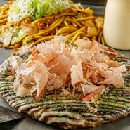 重ね焼きと呼ばれる、昔ながらの神戸のお好み焼き。生地の上にキャベツ、その上に具材を重ね、じっくりと焼き上げる事で、独特な食感が生まれます。少し甘めのオリジナルブレンドのソースが食欲をそそります。