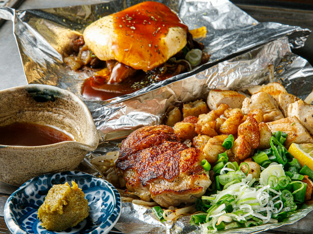 淡路鶏を鉄板焼で堪能する『地鶏のおまかせ３種盛り』。迷ったらまずはこれ！地鶏本来の旨みを味わって