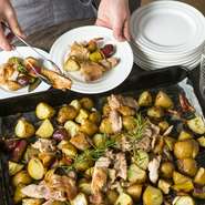 一棟丸ごと貸切Party。一軒家でのたのしいヒトトキを演出する色とりどりのお料理。現在コロナ対策のため、お弁当での提供も行なっております。
お料理の内容は季節によって変わりますので、お問い合わせください。