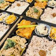 こだわりの無添加弁当
メインにお肉料理(九州産の鶏肉や豚肉を使用)が2種類並んで、ボリュームもバッチリ。