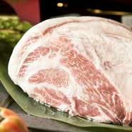 国産豚肉を塊で仕入れ、オーダーを受けてから店内で部位ごとに切り分けています。さまざまな部位を新鮮な状態でおいしく、リーズナブルに提供することが可能。