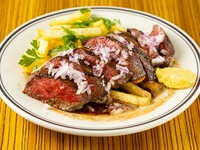 上質な牛肉の、希少部位である「サガリ」をつかったステーキ。やわらかでジューシーな肉の旨みと、香ばしいアンチョビバターソースが合いまった絶妙なおいしさに。