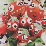 季節のフルーツが可愛くデコレーションされたケーキがコース＋3300円～デザートと差し替え可能！
大きい木製プレートで提供いたします