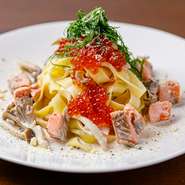 創業111年の老舗《淡路製麺》さんが作る「淡路麺業の生パスタ」にオリジナルソースを合わせて◎乾麺にはないもちもち食感が特徴。風味豊かな小麦の美味しさが口いっぱいに広がり、他との違いを実感いただけます。