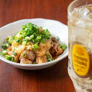 ジューシーな若鶏のもも肉を
外はカリカリに焼き上げ、おろしポン酢で
サッパリと仕上げた人気メニューです。