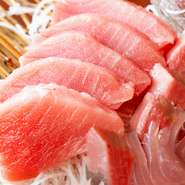豊洲市場に集まるマグロの中から毎朝新鮮な本マグロを仕入れて、切り分けてお客様にお届けします。
