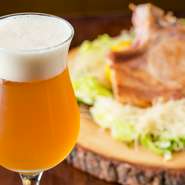 【サンシーロ】では、一度に4種類のクラフトビールを提供できる「タップ・マルシェ」を導入。飲み比べを気軽に楽しめます。多彩なラインナップから自由に選べるおいしさに、舌鼓を打ってみませんか。
